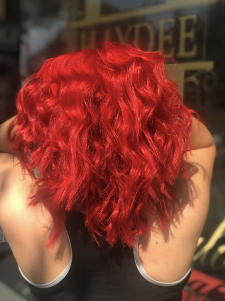 Color rojo vibrante · Vivid red color