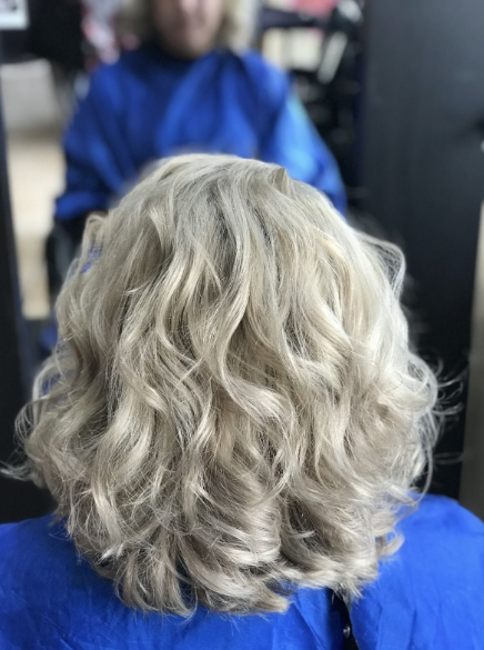 Peinado con secado y rizos · Curled blowout style