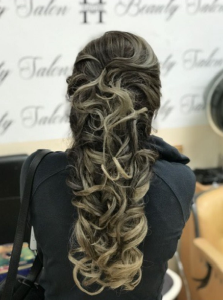 Peinado semirecogido con rizos · Half-up curled style