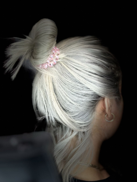 Chongo despeinado rubio platinado · Platinum blonde messy bun